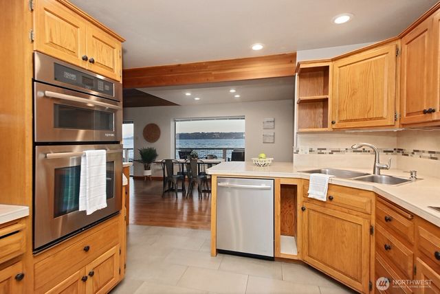 8267 Franklin Road, Clinton, WA 98236