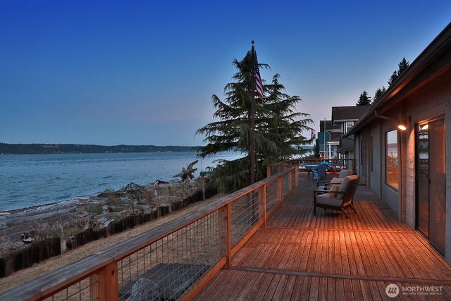 8267 Franklin Road, Clinton, WA 98236