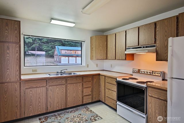 8267 Franklin Road, Clinton, WA 98236