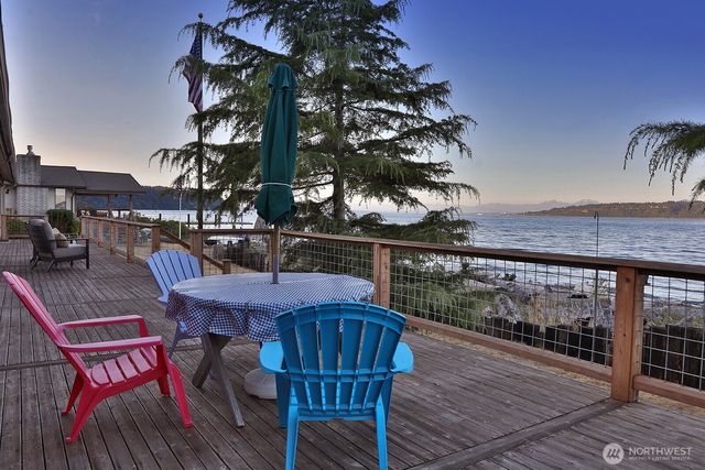 8267 Franklin Road, Clinton, WA 98236