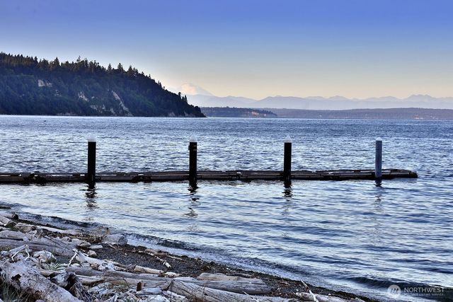 8267 Franklin Road, Clinton, WA 98236