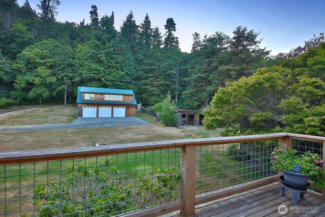 8267 Franklin Road, Clinton, WA 98236
