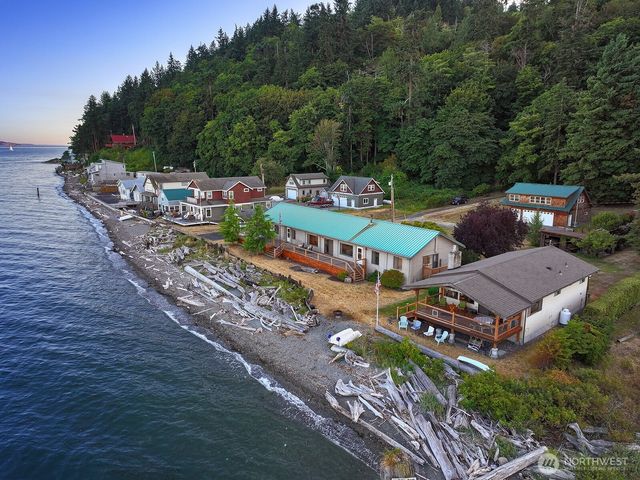 8267 Franklin Road, Clinton, WA 98236