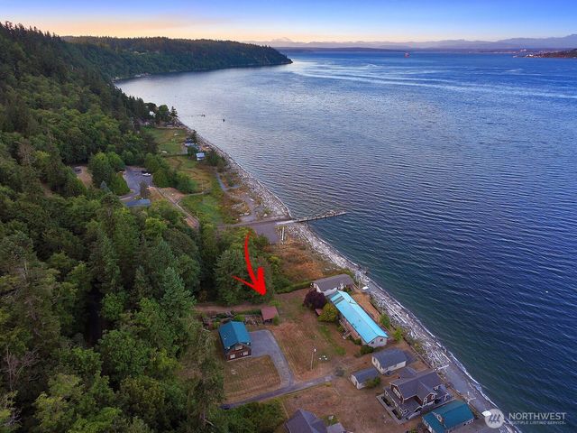 8267 Franklin Road, Clinton, WA 98236