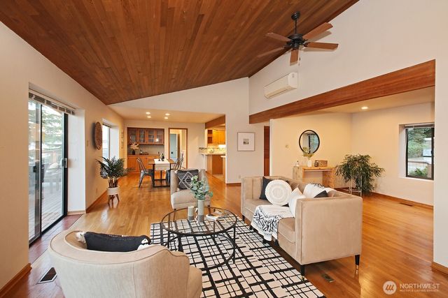 8267 Franklin Road, Clinton, WA 98236