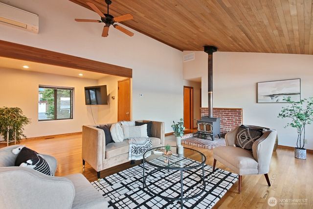8267 Franklin Road, Clinton, WA 98236