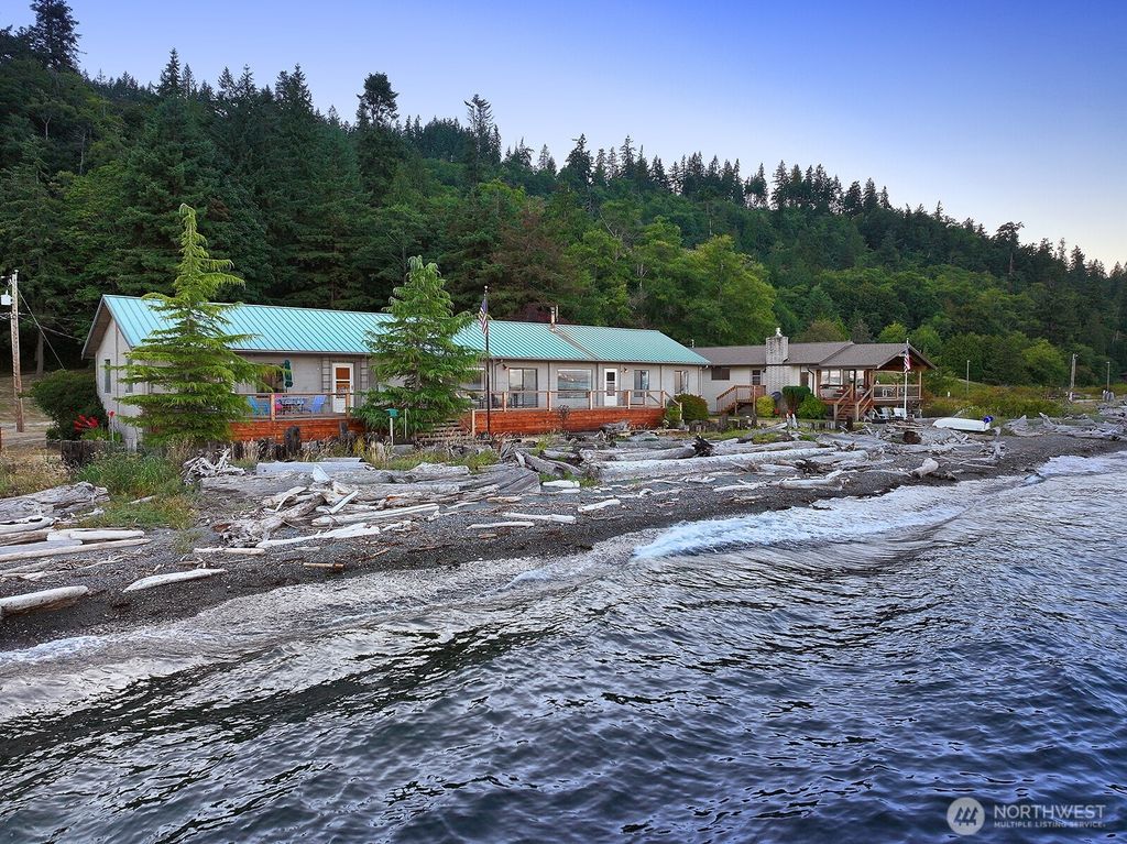 8267 Franklin Road, Clinton, WA 98236