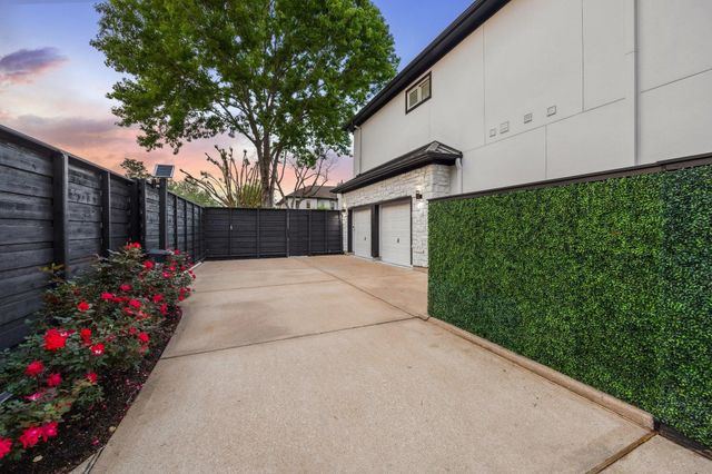 8745 Tollis Street, Houston, TX 77055