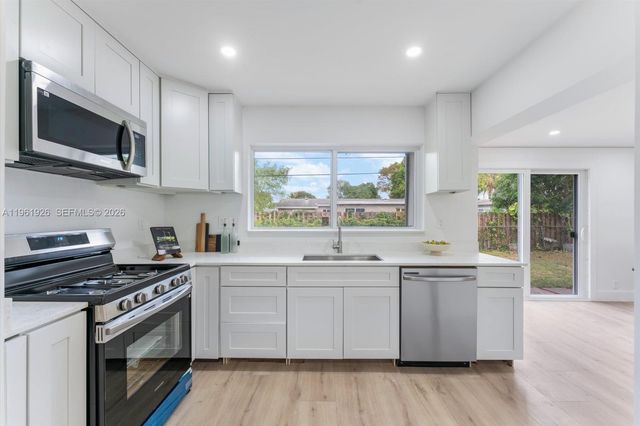 6231 NW 18th St, Sunrise, FL 33313