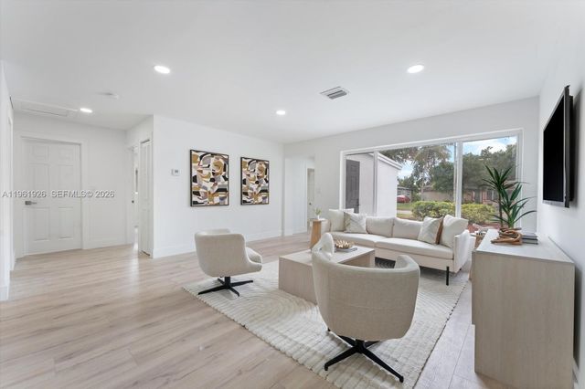 6231 NW 18th St, Sunrise, FL 33313