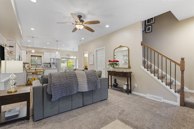 303 Wineberry Ridge Ct, Sewickley Twp, PA 15642