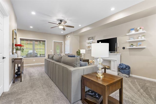 303 Wineberry Ridge Ct, Sewickley Twp, PA 15642