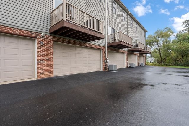 303 Wineberry Ridge Ct, Sewickley Twp, PA 15642