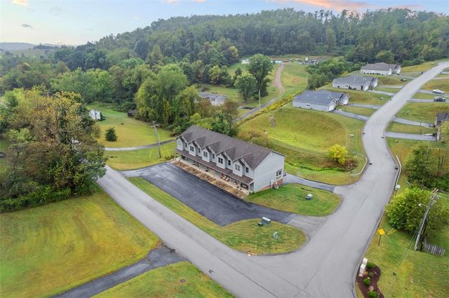 303 Wineberry Ridge Ct, Sewickley Twp, PA 15642