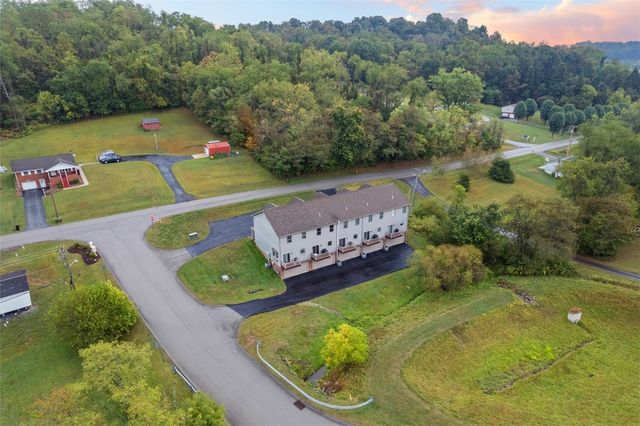 303 Wineberry Ridge Ct, Sewickley Twp, PA 15642