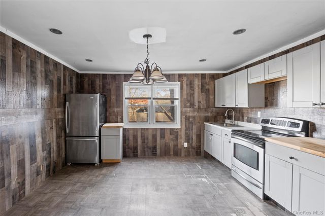 6 Sportsman Court, Shirley, NY 11967