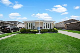 10125 S Komensky Avenue, Oak Lawn, IL 60453