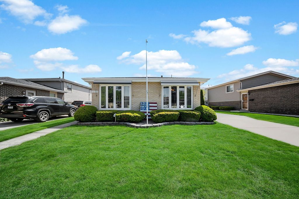 10125 S Komensky Avenue, Oak Lawn, IL 60453