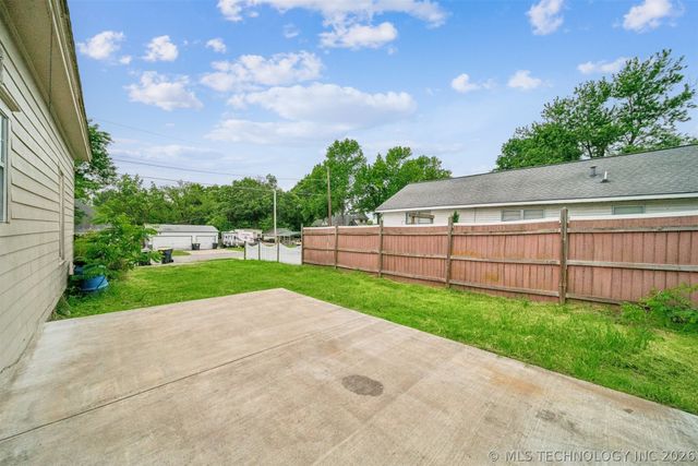 422 S Bristow Avenue, Coweta, OK 74429