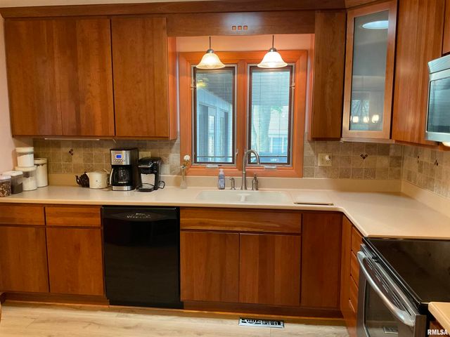 809 W SPRING Street, Eldridge, IA 52748