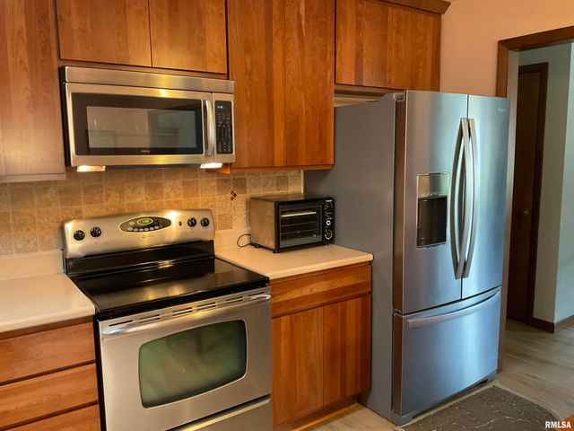 809 W SPRING Street, Eldridge, IA 52748