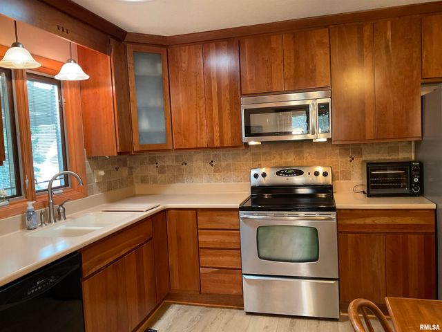 809 W SPRING Street, Eldridge, IA 52748