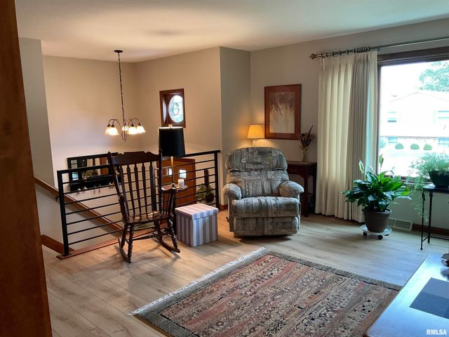 809 W SPRING Street, Eldridge, IA 52748