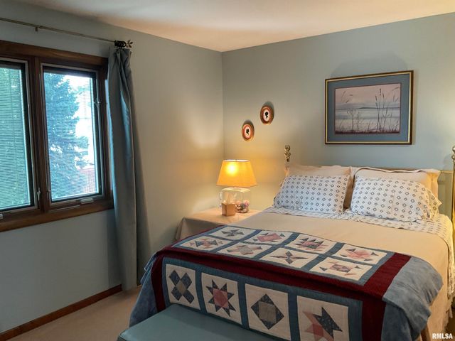 809 W SPRING Street, Eldridge, IA 52748