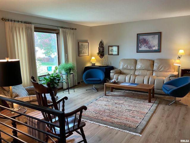 809 W SPRING Street, Eldridge, IA 52748