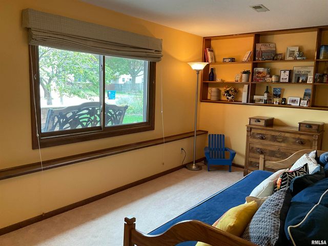 809 W SPRING Street, Eldridge, IA 52748