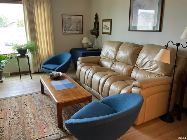 809 W SPRING Street, Eldridge, IA 52748