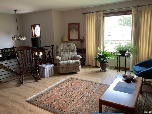 809 W SPRING Street, Eldridge, IA 52748