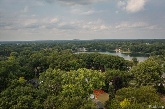 2720 Merelus Drive, Waterford Charter Township, MI 48329