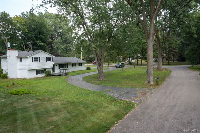 2720 Merelus Drive, Waterford Charter Township, MI 48329