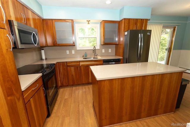 2720 Merelus Drive, Waterford Charter Township, MI 48329