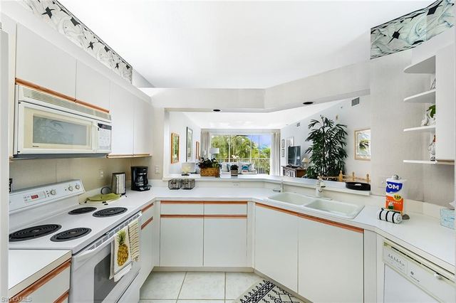 7638 Pebble Creek CIR 4-202, Naples, FL 34108