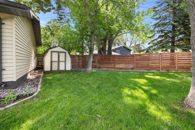 615 22nd Ave NW, Minot, ND 58703
