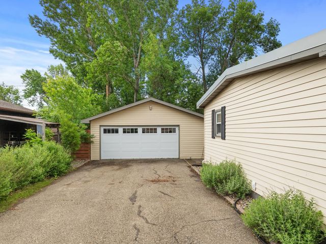 615 22nd Ave NW, Minot, ND 58703