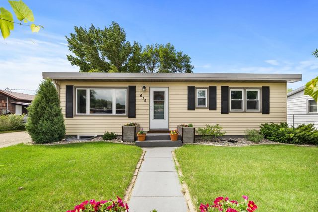 615 22nd Ave NW, Minot, ND 58703