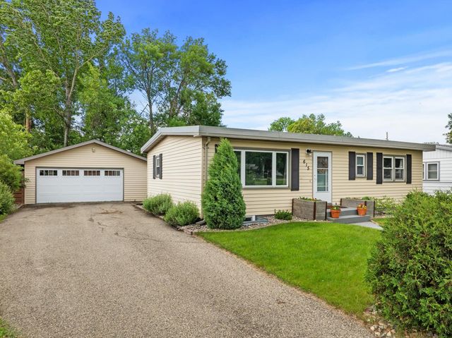 615 22nd Ave NW, Minot, ND 58703