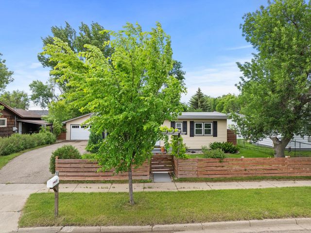 615 22nd Ave NW, Minot, ND 58703