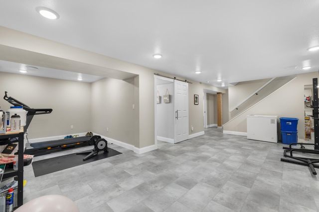615 22nd Ave NW, Minot, ND 58703