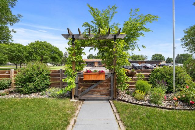 615 22nd Ave NW, Minot, ND 58703