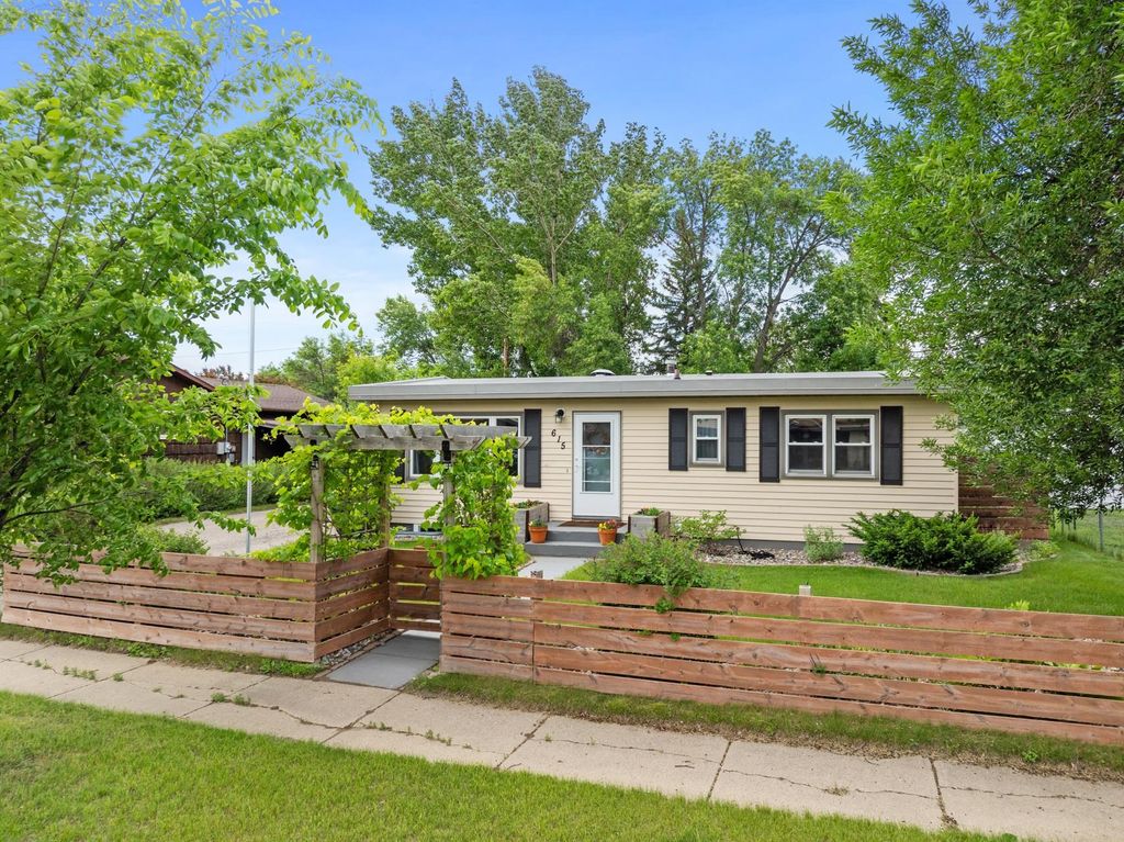 615 22nd Ave NW, Minot, ND 58703