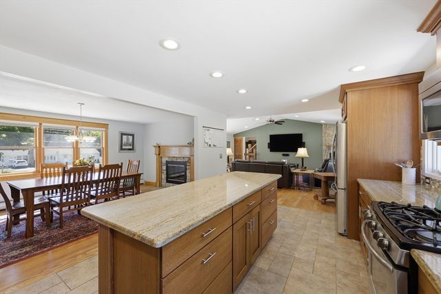 6 Brynmawr Dr, East Longmeadow, MA 01028