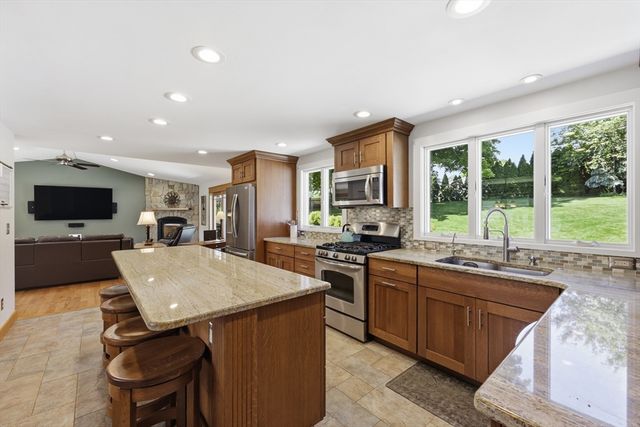 6 Brynmawr Dr, East Longmeadow, MA 01028