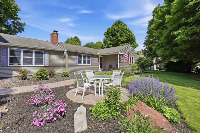 6 Brynmawr Dr, East Longmeadow, MA 01028