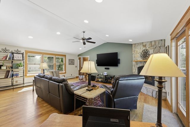 6 Brynmawr Dr, East Longmeadow, MA 01028
