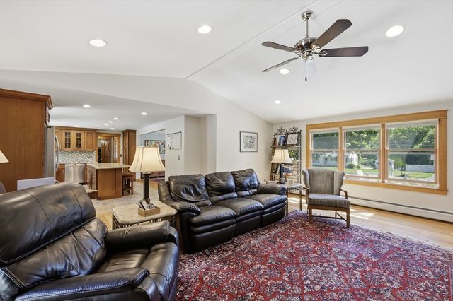 6 Brynmawr Dr, East Longmeadow, MA 01028