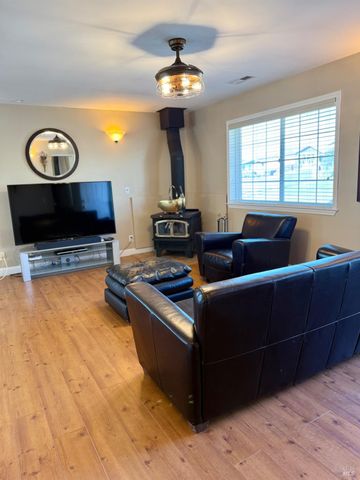 136 Berryessa Dr, Napa, CA 94558